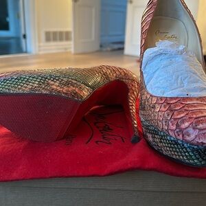 Almost brand new, original box and bag. Only worn once!